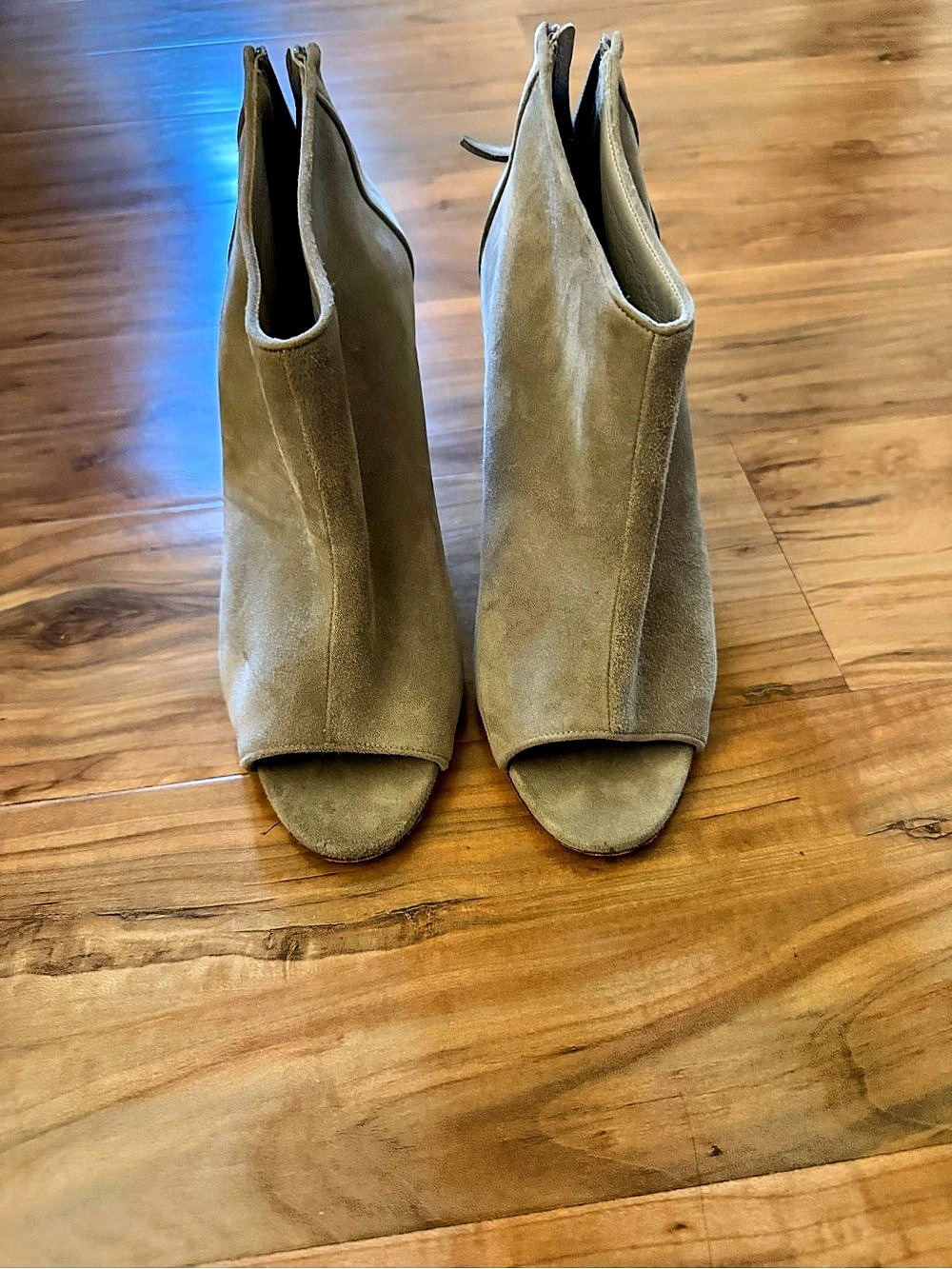 Manolo Blahnik Peep Toe Ankle Heels in light grey EU 36.5